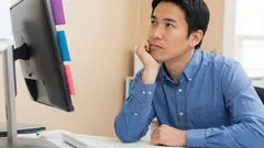 いつも手であごを支えている?心理学者が解説:そのしぐさが示す性格とは