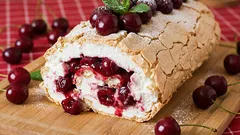 さくらんぼのふんわりメレンゲロールのレシピ：カフェみたいなおいしさ