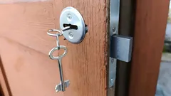 ドアの鍵穴に鍵を差し込んだままにしておいてはいけないのはなぜですか?それは防犯ではなく、侵入を容易にする行為です。