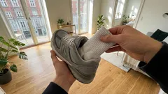 靴の嫌な臭いが二度と戻らない:靴下でできる簡単で効果的な方法