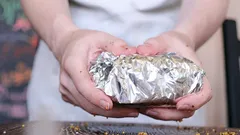 これらの食品はアルミホイルで包んではいけません：リストには4つの食品が含まれています