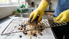 オーブンの網にこびりついた油汚れを素早く落とす方法：材料2つで作れる最強洗剤