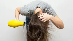 頭を下にして髪を乾かすことは可能か：毛髪学者は曖昧な回答をした