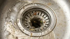 たった5滴で水が滝のように流れ出す―シンクの詰まりを簡単に解消する方法