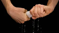 アイロンも乾燥機も暖房も不要:5分で服を簡単に乾かす方法